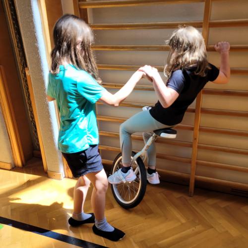Einrad fahren mit Valerie und Marta