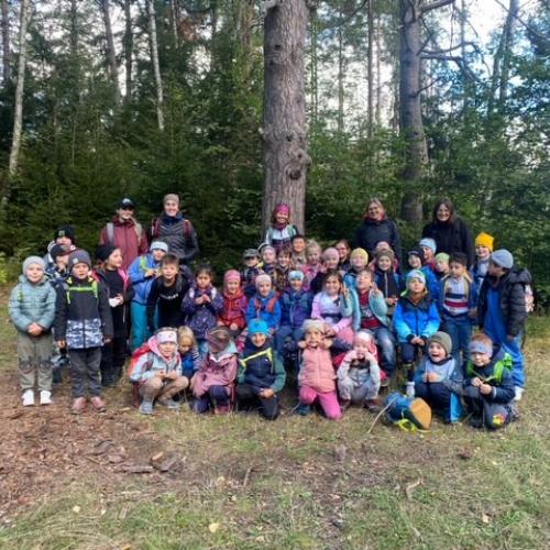 Kinder der 1a, 1b und die Lehrerinnen auf einem Gruppenfoto 