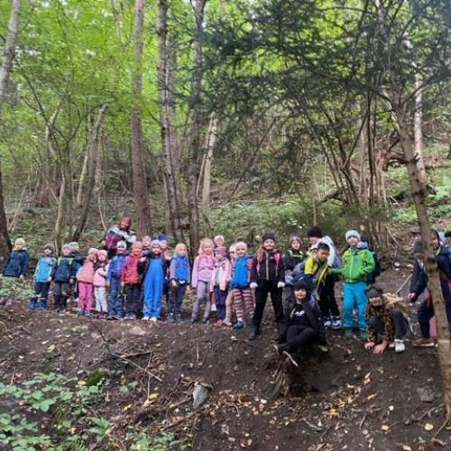 Die Kinder wandern auf einem schmalen Pfad. 