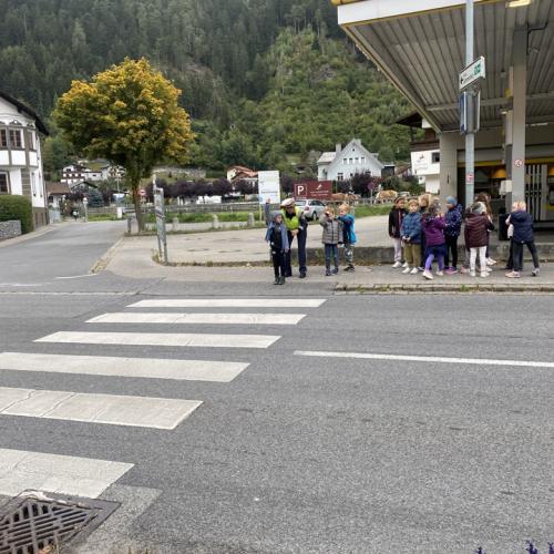 Kinder gehen über die Straße