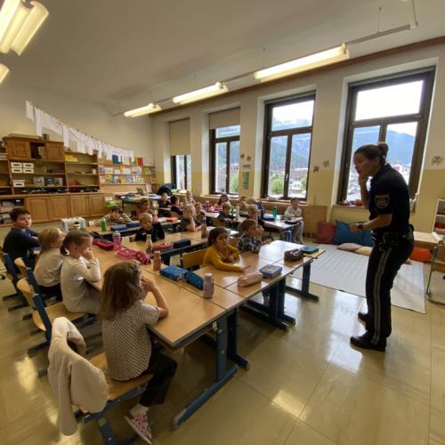 Kinder und Polizistin 