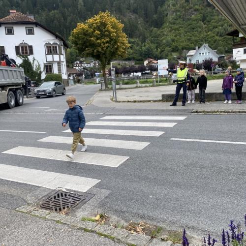 Bub überquert Straße