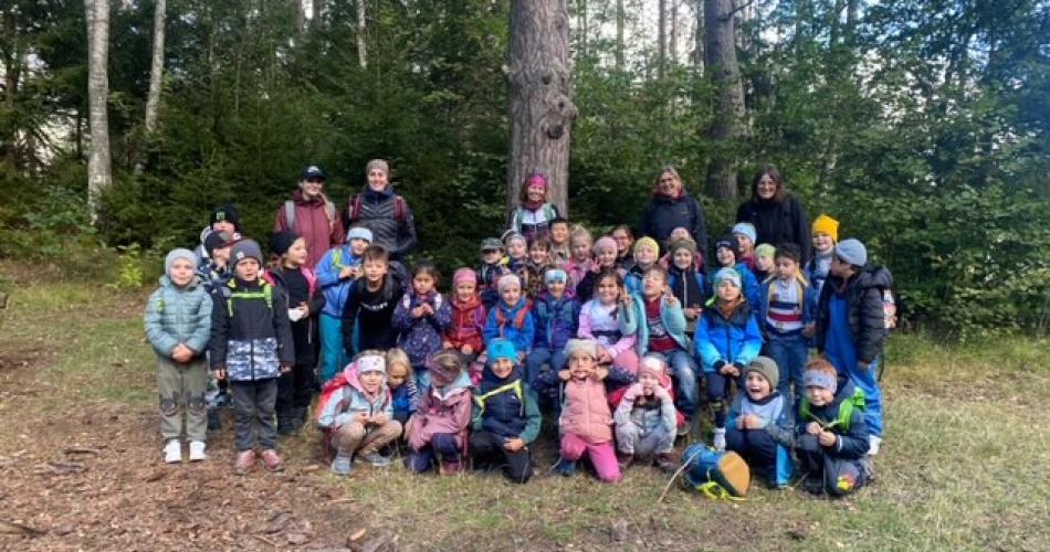 Kinder der 1a, 1b und die Lehrerinnen auf einem Gruppenfoto 