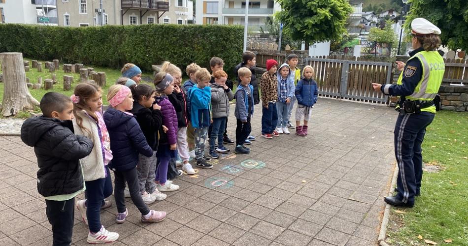 Kinder und Polizistin 